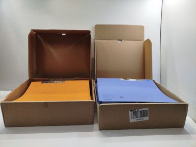 deux boîtes posées sur une table