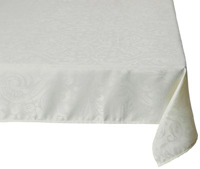 un gros plan d'une table recouverte d'une nappe blanche
