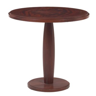 une table ronde en bois avec un piètement en bois, sur fond blanc
