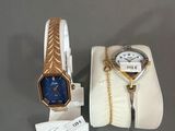 deux montres et un bracelet exposés sur une table