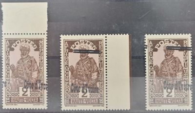 trois timbres différents sont exposés dans une vitrine