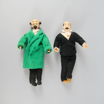 deux poupées représentant un homme et une femme, vêtues de noir et de vert