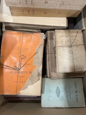 plusieurs vieux livres sont empilés dans une boîte