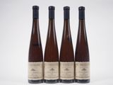 trois bouteilles de vin posées les unes à côté des autres sur une surface blanche