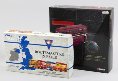 une boîte de Routemasters en Grande-Bretagne et une boîte de Routemasters en Grande-Bretagne