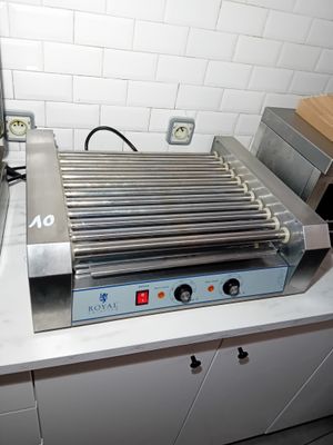 une photo d'un grill à hot-dogs dans une cuisine