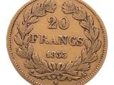 gros plan d'une pièce de monnaie sur fond blanc
