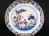 Gros plan sur une assiette ornée de fleurs et d'oiseaux