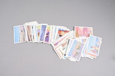 beaucoup de timbres posés sur une table, avec une paire de ciseaux