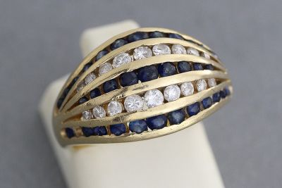 Bague en or ornée de trois lignes de saphirs et de deux lignes de bril - Photo 1