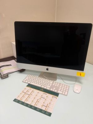 un ordinateur sur un bureau avec un clavier et une souris