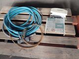un tuyau bleu posé sur une palette