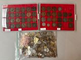 deux boîtes rouges contenant des pièces, posées sur une table