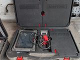 une boîte à outils contenant des outils et une tablette
