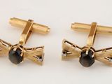 deux paires de boutons de manchette en or sertis de pierres noires