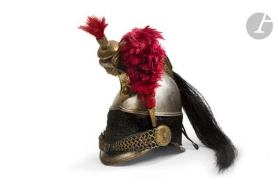 un casque orné d'une plume rouge sur le dessus