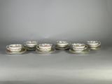 un service de six tasses et soucoupes en porcelaine
