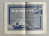 un livre ouvert sur lequel figure l'image d'une voiture de course