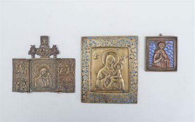 trois petites plaques métalliques et une image de Jésus sur la croix