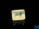 une image représentant un diamant jaune sur un fond noir