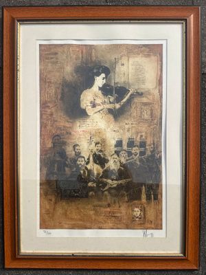 une image représentant un tableau où l'on voit une femme en robe blanche et un groupe de personnes