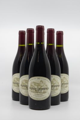 six bouteilles de vin rouge sont alignées
