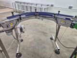 une photo d'un tapis roulant dans une usine, avec une machine en arrière-plan