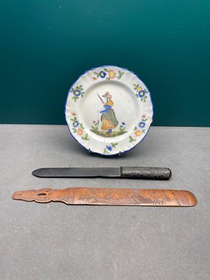 une assiette et un couteau sur une table