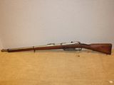 un fusil posé sur une table près d'un mur