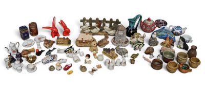 de nombreuses figurines de toutes sortes exposées sur une surface blanche