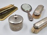 beaucoup d'objets en argent posés sur une table