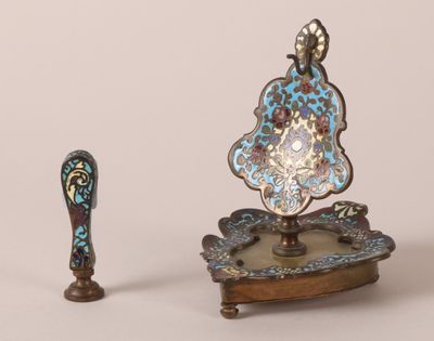 deux œuvres d'art posées sur une table