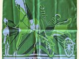 foulard en soie vert orné d'un motif représentant un cheval et une calèche