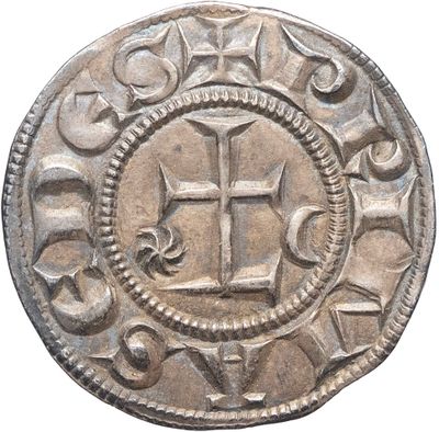 Gros plan sur une pièce de monnaie portant une croix