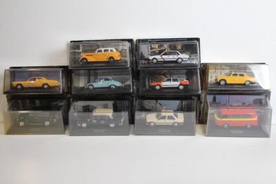 six modèles différents de voitures dans une vitrine