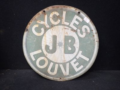 un vieux panneau circulaire sur lequel on peut lire, sur le côté, « cycles lounge »