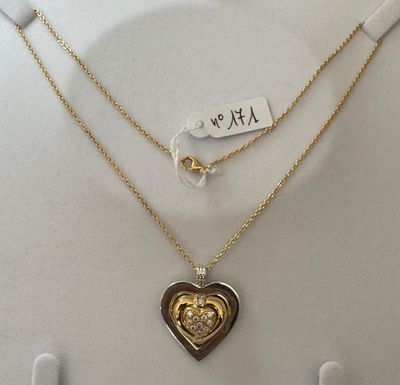 Chaîne en or jaune maille forçat, soutenant un beau Pendenti…