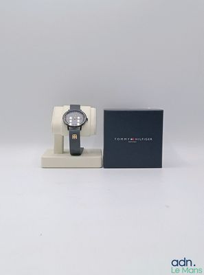 La montre se trouve dans la boîte et est prête à y être rangée.