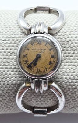 une image montrant un gros plan d'une montre-bracelet posée sur une bague