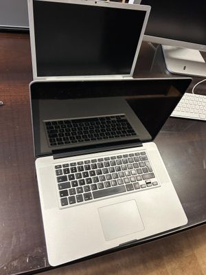 deux ordinateurs portables posés l'un à côté de l'autre sur un bureau