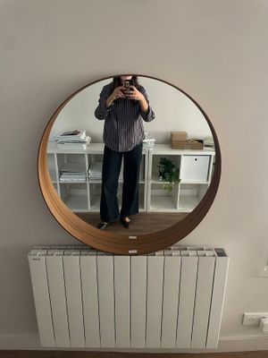 une femme se prenant en photo dans un miroir