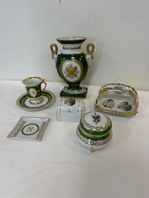 un grand nombre d'objets posés sur une table