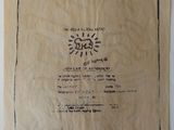 un gros plan d'une feuille de papier sur laquelle figure un dessin