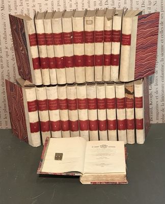 des livres empilés les uns sur les autres sur une table placée devant un mur
