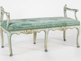 un banc avec une assise rembourrée verte