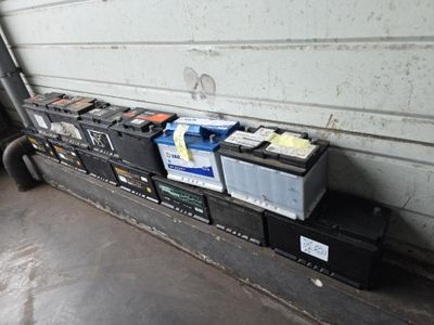 Il y a de nombreux types de batteries différents dans ce garage.