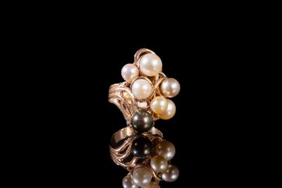 une photo en gros plan d'une bague ornée de perles