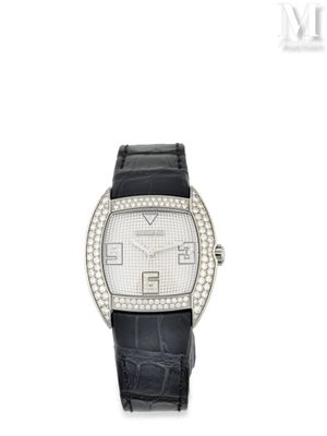 une montre-bracelet pour femme, sertie de diamants et dotée d'un bracelet en cuir noir