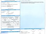 un document sur lequel figure un code-barres, posé sur une table