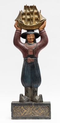figurine en bois représentant un homme tenant un bateau sur la tête